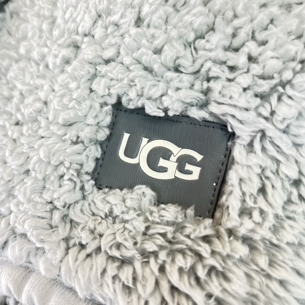 Ugg Hooded Sherpa Kids Throw Blanket Gray 40"Wx50"L  Soft Preowned - Picture 3 of 6